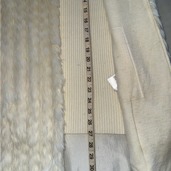 Guess Cream White Faux Fur Wool Blend Sweater Vest Sz L - Picture 12 of 14